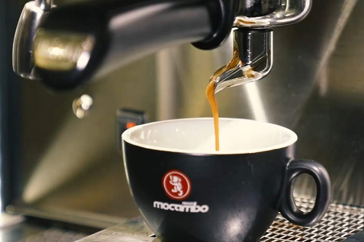 Mocambo Espresso in der Tasse an der Espressomaschine