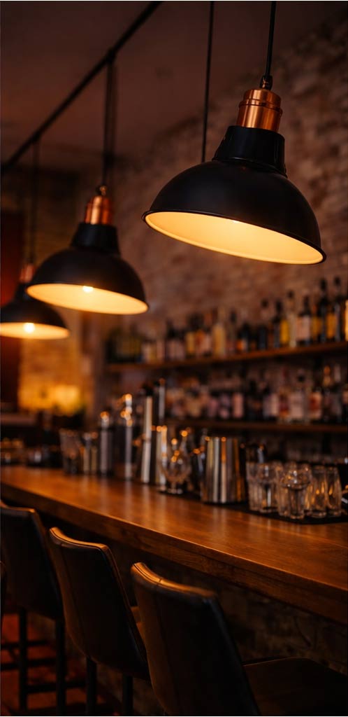Lampenschirm Broadway aus lackiertem Metall über Bar im Industrial Design